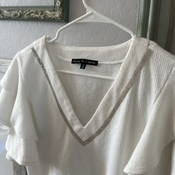 Cute flutter sleeve shoulder white dressy shirt Has a V neck with Diamond accent - Picture 3 of 5